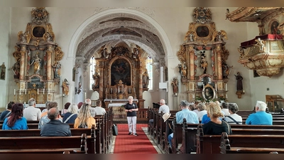 Stadtführerin Elisabeth Schreml in der Maria-Himmelfahrtskirche Grafenwöhr (Bild: Christine Buchfelder)