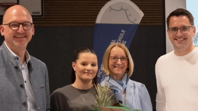 Ebnaths Schulleiter Alexander Köstler (von links), Schülersprecherin Franziska Plonka und Kemnaths Schulleiterin Christine Wiesend dankten EU-Abgeordnetem Christian Doleschal für den Einblick in die Europapolitik. (Bild: Fichtelnaabtalschule/exb)