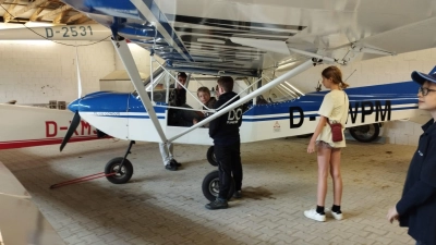 Auch das Probesitzen in einem unserer Flugzeuge gehört dazu (Bild: Peter Ostermann)
