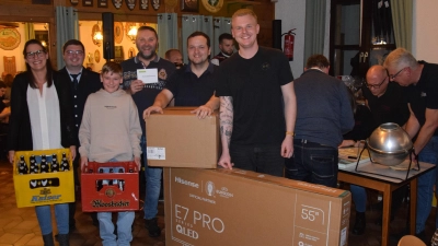Lukas Müller (rechts) gewann den Hauptpreis - ein Smart-TV-Gerät, Andreas Holfelner (2.v.re) hatte das Los für den zweiten Preis (Heißluftfritteuse) und Christian Meier (3.v.re) erhielt einen 100-Euro-Gutschein für den Gänsbürgerladen. Vorstand Valentin Reil (2.v.li) gratulierte auch Ramona Arlt (links) und Lorenz Greiner (3.v.li) Zu ihren Gewinnen. (Bild: Tanja Pflaum)