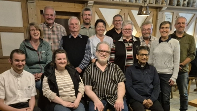 Das neue Vorstandsteam der Kolpingsfamilie Friedenfels zusammen mit Präses Pfarrer Joseph (sitzend vorne rechts) und 1. Vorsitzendem Reiner Gärtner (sitzend vorne, 2. von rechts). Mit im Bild u.a. stellvertretende Vorsitzende Barbara Kaßeckert (stehend, 2. von rechts) und Bürgermeister Oskar Schuster (hinten, 3. von links). (Bild: Bernhard Schultes)