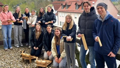 Die Ministranten mit ihren Ratschen auf dem Balkon der Pleysteiner Stadtpfarrkirche. (Bild: Lena Hartung)