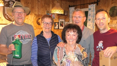 v.l. Organisator Bernd Pöllinger, 3.Platz Sieglinde Eberl, Trostpreis Brigitte Reitzner, 2.Platz Richard Sperber und 1.Platz Christian Gießmann (Bild: Dieter Eberl)