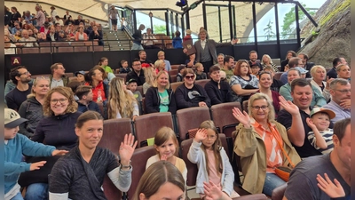 Karl Konrad Koreander begrüßte persönlich die Kinder, Jugendliche und Erwachsene der Familienfahrt des CSU-Ortsverbands Schnaittenbach. (Bild: Markus Nagler)