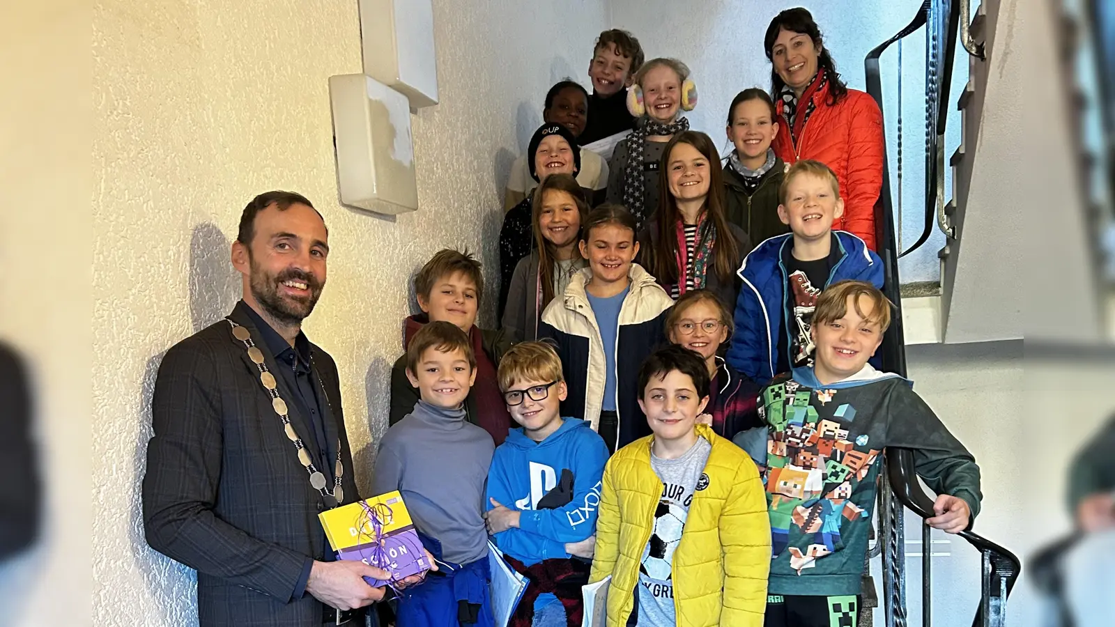 Die 4. Klasse der Grundschule Moosbach besucht das Rathaus Moosbach (Bild: Claudia Rieß)