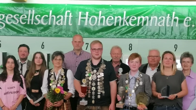 Die neuen Würdenträger und Pokalgewinner von Edelweiß Hohenkemnath (von links): Amelie Schmerbauch, Schützenmeister Johannes Wenkmann, Ida Götz, Schützenliesl Renate Schmidt, Benjamin Rachl, Schützenkönig Manuel Nitzbon, Manfred Rösl, Jugendkönig Johannes Lautenschlager,2. Schützenmeister Josef Hirsch, Christina Witetschek und Annimarie Englhard. (Bild: snn)