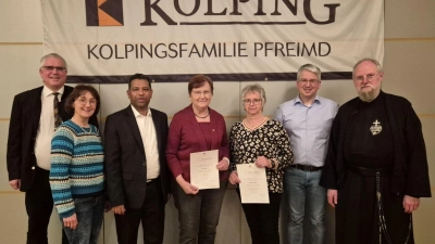 Erna Lotter (4. von links) trat vor 50 Jahren als erste Frau der Kolpingsfamilie Pfreimd bei. Dazu gratulierten Bezirkspräses P. Alban, Pfarrer P. Georg, Bürgermeister Richard Tischler und die Vorsitzenden Maria Richthammer und Georg Hirmer. (Bild: Anton Richthammer)