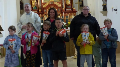 : Die Vorschulkinder, mit Pfarrer Adam Nieciecki, Kindergartenleiterin Anita Wittmann und Kirchenpflegerin Maria Schatz (von links) (Bild: Sieglinde Schärtl)