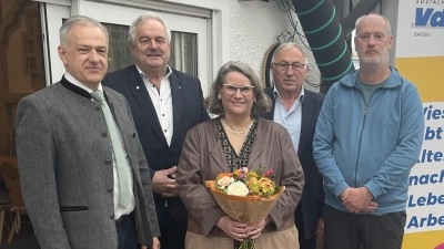 Die stellvertretende Landesvorsitzende des VdK Bayern Antje Dietrich mit Landrat Roland Grillmeier, Bürgermeister Johann Burger, Kreisvorsitzendem Georg Brand und Kreisgeschäftsführer Thomas Döhler (von links). (Bild: Carmen Flügel)