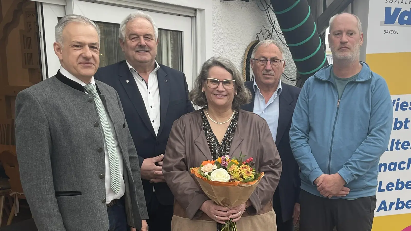 Die stellvertretende Landesvorsitzende des VdK Bayern Antje Dietrich mit Landrat Roland Grillmeier, Bürgermeister Johann Burger, Kreisvorsitzendem Georg Brand und Kreisgeschäftsführer Thomas Döhler (von links). (Bild: Carmen Flügel)