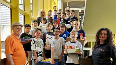 Die Schüler übergaben die vielen Spenden stolz an Rainer Sindesberger und Diana Herrmann von der Tafel Weiden-Neustadt.  (Bild: Birgit Winter-Pausch)