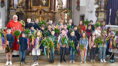 Die Kommunionkinder zeigten mit großer Freude ihre selbstgebastelten Palmbuschen. Links im Bild Pfarrer Alfons Kaufmann. (Bild: Martin Uschold)