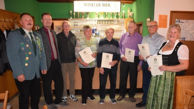 Waltraud Feldmann (50 Jahre), Anton Weigert (60), Johann Schießl (60) und Andreas Ziereis (50) stehen dem Schützenverein treu zur Seite (ab 4.v.li.) Schützenmeisterin Barbara Guttenberger ist seit 25 Jahre Vereinsmitglied. Dazu gratulierten 2. Schützenmeister Franz Braun, Bürgermeister Florian Junkes und Gauschützenmeister Heinrich Fraunholz (v.li) (Bild: Paul Böhm)