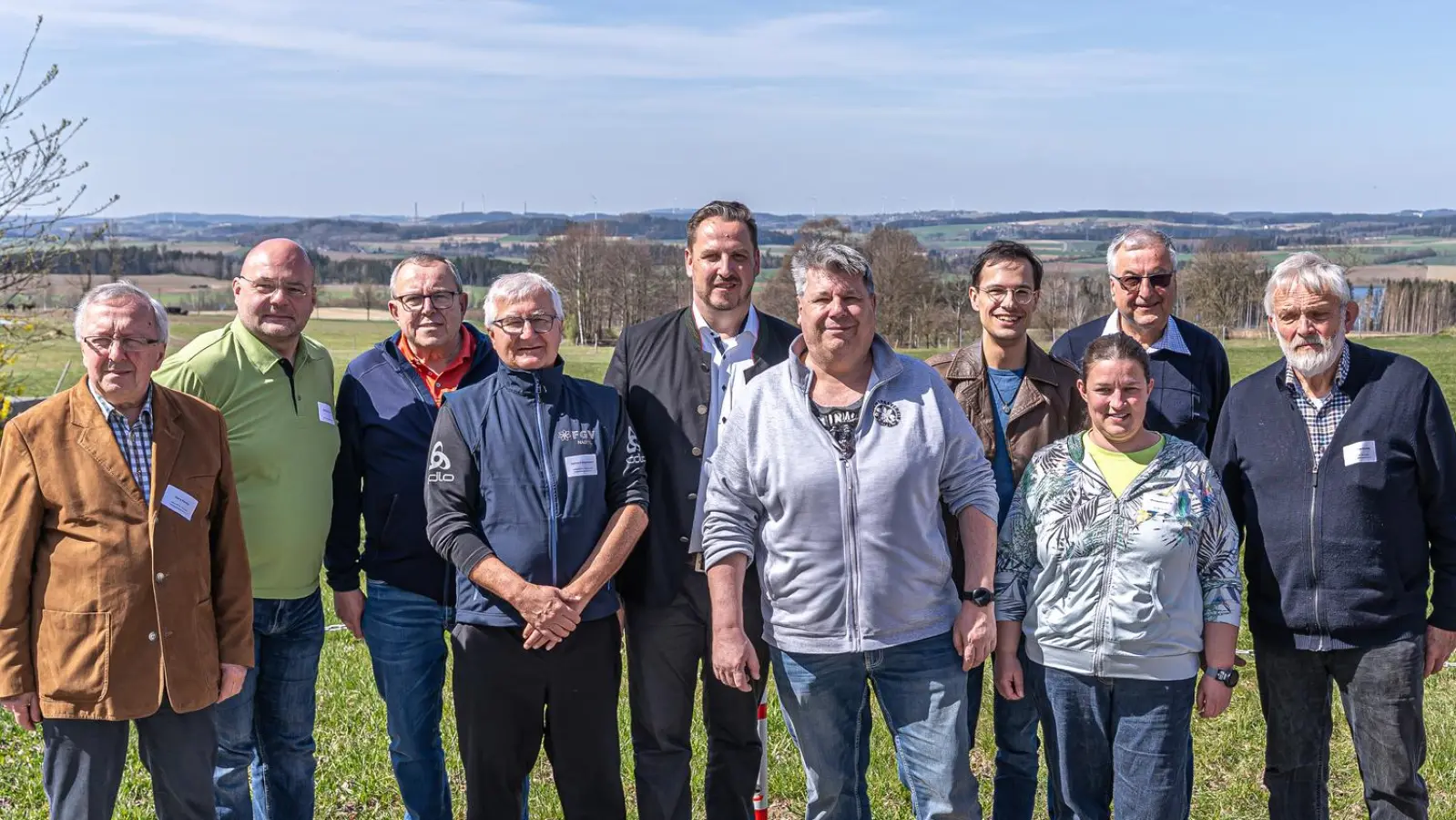 Mitglieder der neu gewählten Vereinsführung, von links nach rechts: Harry Panzer (Referent für Finanzen/Hauptkassier), Christian Traßl (stv. Hauptvorsitzender), Stephan Unglaub (Schlichtungsausschuss), Dr. Gerhard Kleineidam (Referent für Naturschutz und Landschaftspflege), Christian Zuber (stv. Hauptvorsitzender) Rüdiger Taubald (stv. Hauptvorsitzender, Referent für Medien und Marketing), Dr. Adrian Roßner (stv. Hauptvorsitzender, Referent für Kultur), Monika Emmerich (Referentin für Wandern), Rainer Schreier (Hauptvorsitzender) und Christian Kreipe (Referent Wanderwege).<br> (Bild: Inge Schuster)