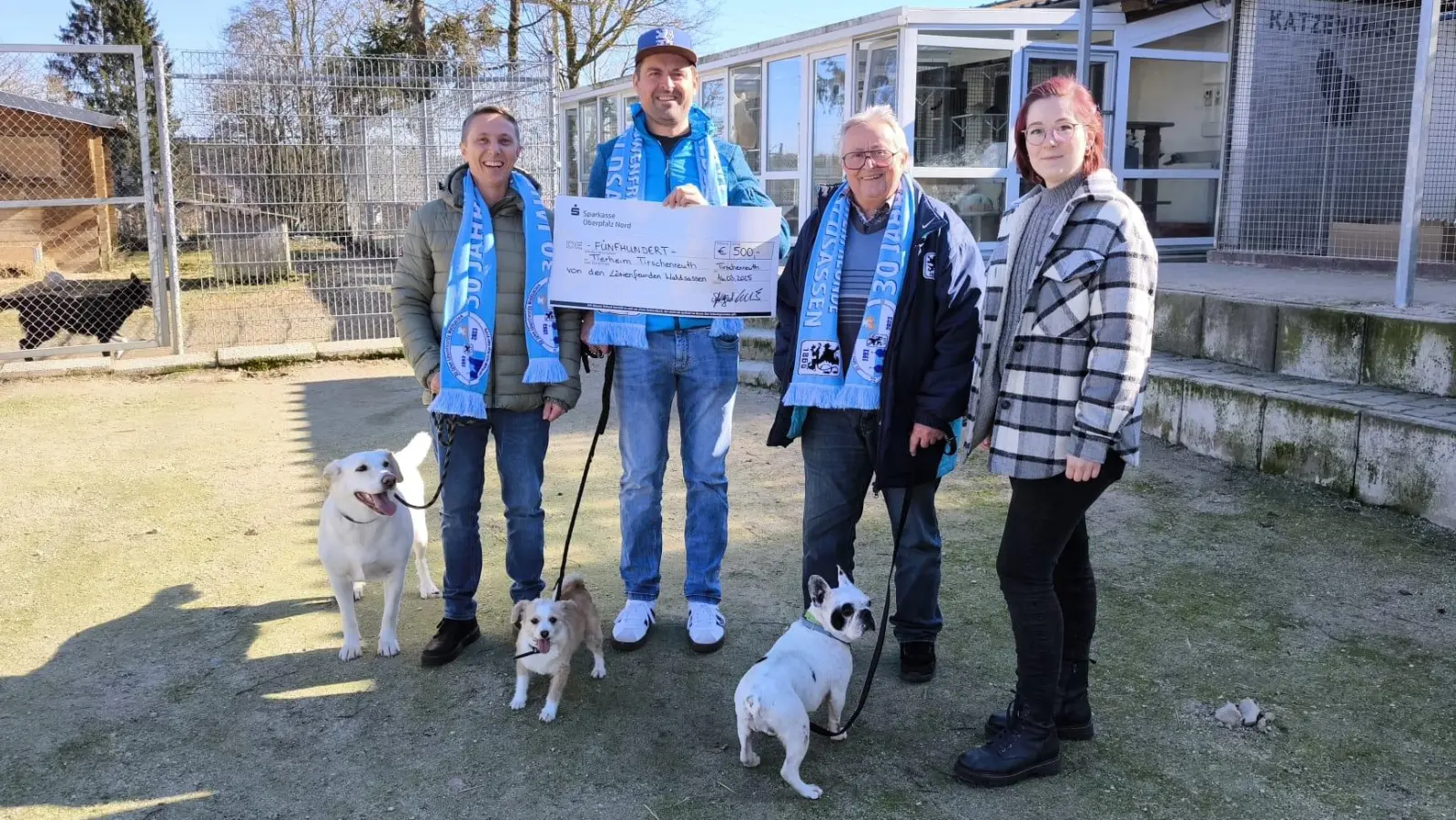 Auf dem Foto von links: Benjamin Heller, Markus Schwägerl und Reinhard Heller sowie Sophia Forster vom Tierheim. (Bild: Benjamin Heller )