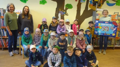 Die Kinder der „Arche Noah” zusammen mit den Mitarbeitern der Gemeindebücherei.<br>von links Monika Fuchs-Fechtner, Margit Frost und die Leiterin Frau Gabi Pilz (Bild: Vanessa Söllner)