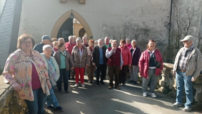 &#39;Ein Teil der Wandererbesuchergruppe vor dem Schloßtor von Greifenstein bei Heiligenstadt (Bild: Anton Heindl)