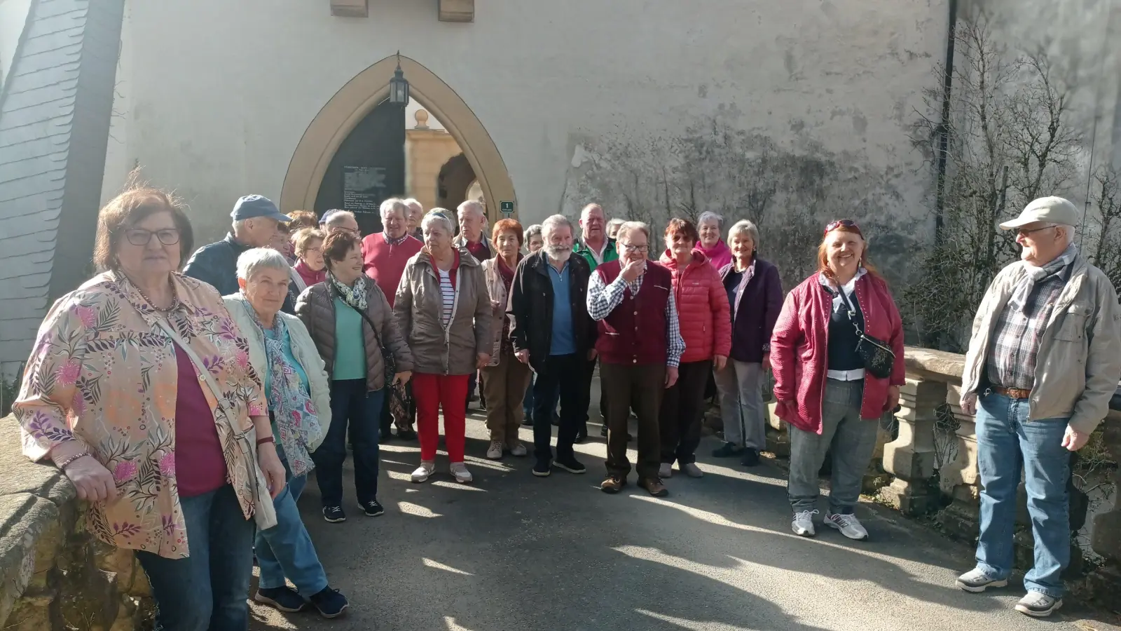 &#39;Ein Teil der Wandererbesuchergruppe vor dem Schloßtor von Greifenstein bei Heiligenstadt (Bild: Anton Heindl)