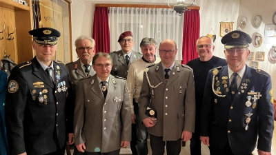 Bild v.l. Kreisvorsitzender Wolfgang Danler, Bernhard Maschauer, Josef Halbauer, Michael Schneider, Josef Heindl, Johannes Hecht, Bürgermeister Hubert Kraus, Ehrenkreisvorsitzender Anton Hauptmann. (Bild: Johannes Hecht)