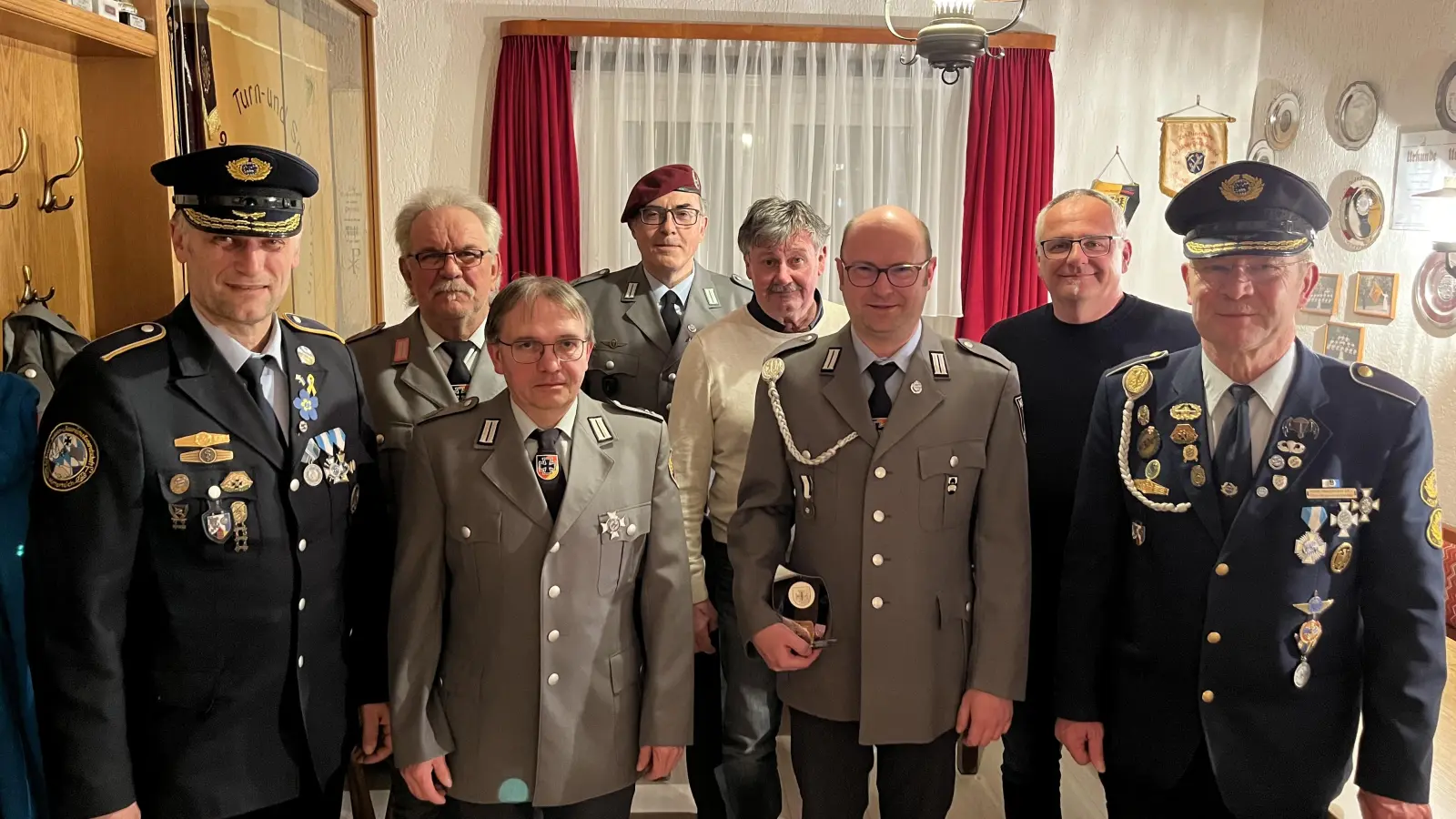 Bild v.l. Kreisvorsitzender Wolfgang Danler, Bernhard Maschauer, Josef Halbauer, Michael Schneider, Josef Heindl, Johannes Hecht, Bürgermeister Hubert Kraus, Ehrenkreisvorsitzender Anton Hauptmann. (Bild: Johannes Hecht)