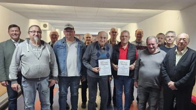 Militärverein Pleystein mit der neu gewählten Vorstandschaft, den Geehrten, Bürgermeister Rewitzer und Altbürgermeister Reil (Bild: Josef Schneider)