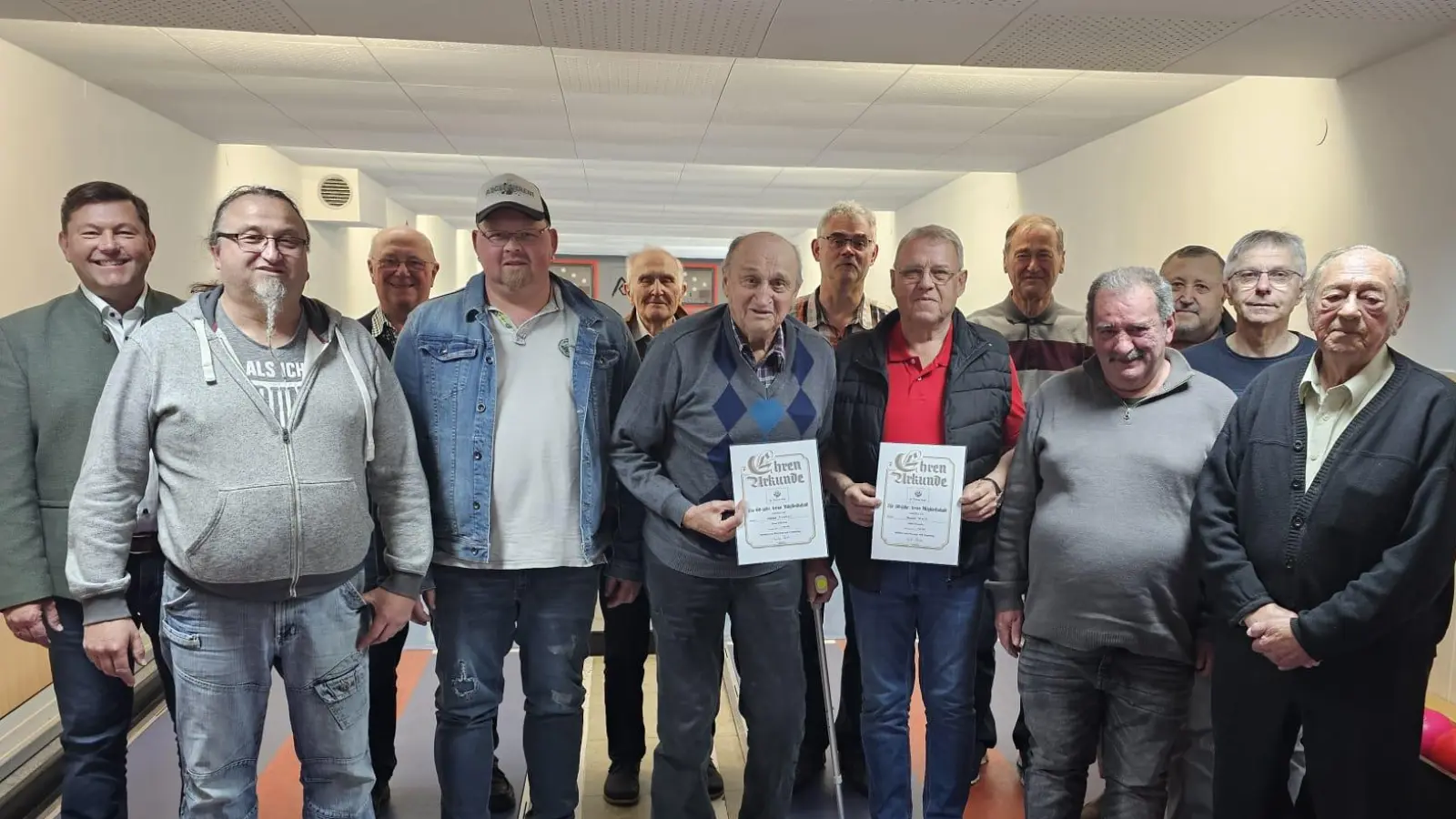 Militärverein Pleystein mit der neu gewählten Vorstandschaft, den Geehrten, Bürgermeister Rewitzer und Altbürgermeister Reil (Bild: Josef Schneider)