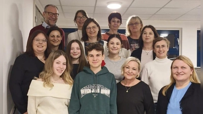 vorne rechts VHS Geschäftsführerin Angelika Denk, 2. Reihe links VHS Vorsitzende Cornelia Spies mit weiteren Vorstandsmitgliedern, Büromitarbeiterinnen, Praktikanten, Mitarbeiterinnen aus der Offenen Ganztagsschule und Außenstellenleiterinnen. (Bild: Angelika Denk)