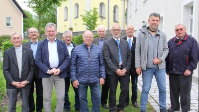 Die für langjährige Mitgliedschaft geehrten Sodalen zusammen mit den Geistlichen und Ortsobmännern. Von links: Monsignore Pfarrer Johann Bauer, Werner Schäffer, Martin Prey, Michael Kiener, Anton Gleißner, Josef Maier, Obmann Joseph Salomon, Johann Böhm, Obmann Markus Zeitler, Pfarrer Max Stigler. (Bild: Josef Böhm)