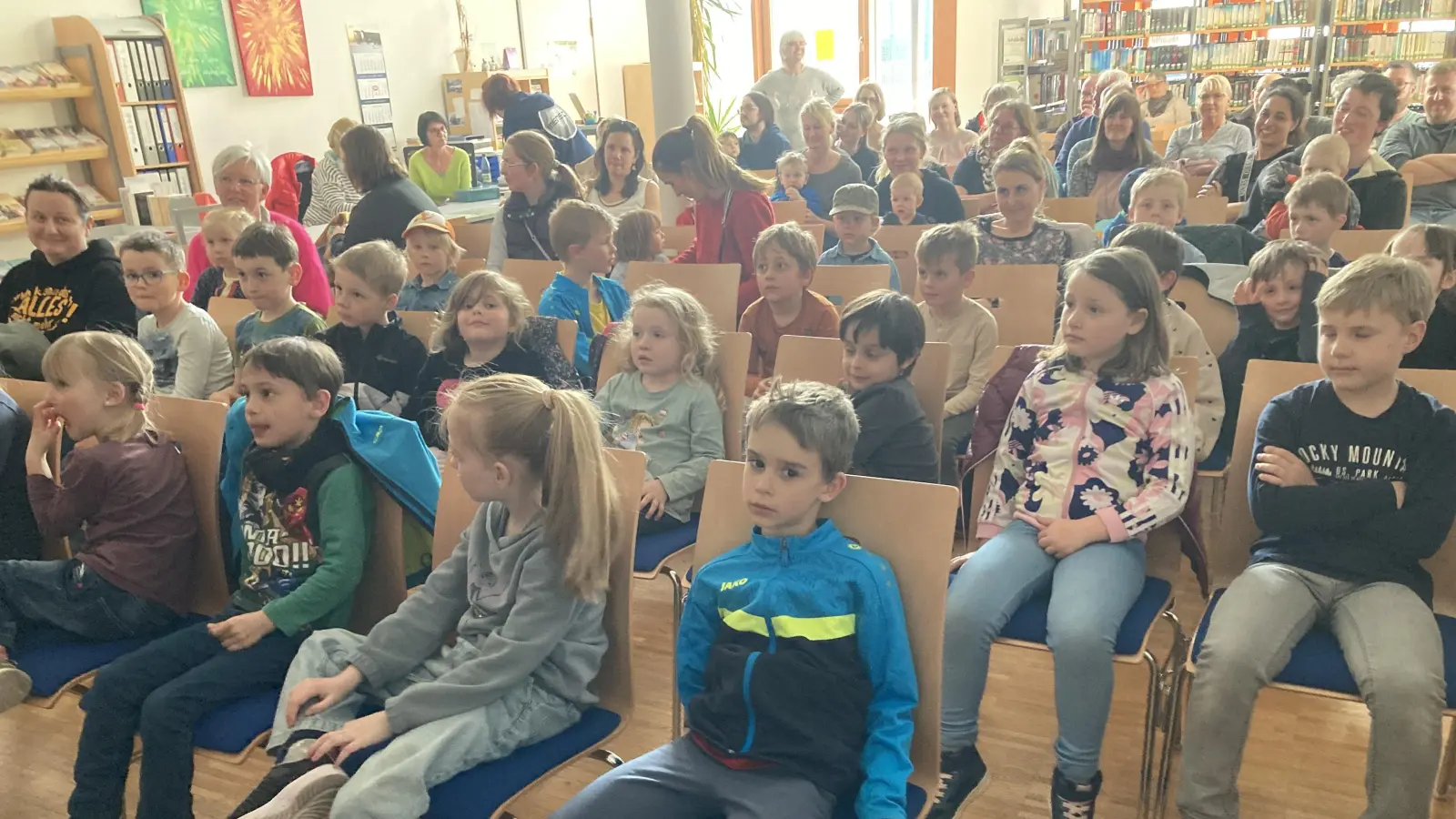 Strahlende Kinderaugen in der Bücherei  (Bild: Agnes Kaufmann)