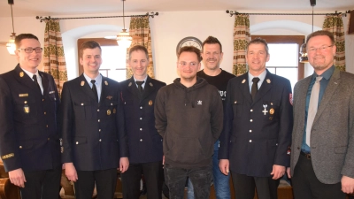 Beförderung standen bei der FF Mendorferbuch bei der Jahreshauptvesammlung an. Von links Kreisbrandinspektor Armin Daubenmerkl, Martin Inselsberger, Wolfgang Escherl, Thomas Metschl, Stefan Weigert, Markus Weigert und Bürgermeister Florian Junkes.  (Bild: Paul Böhm)