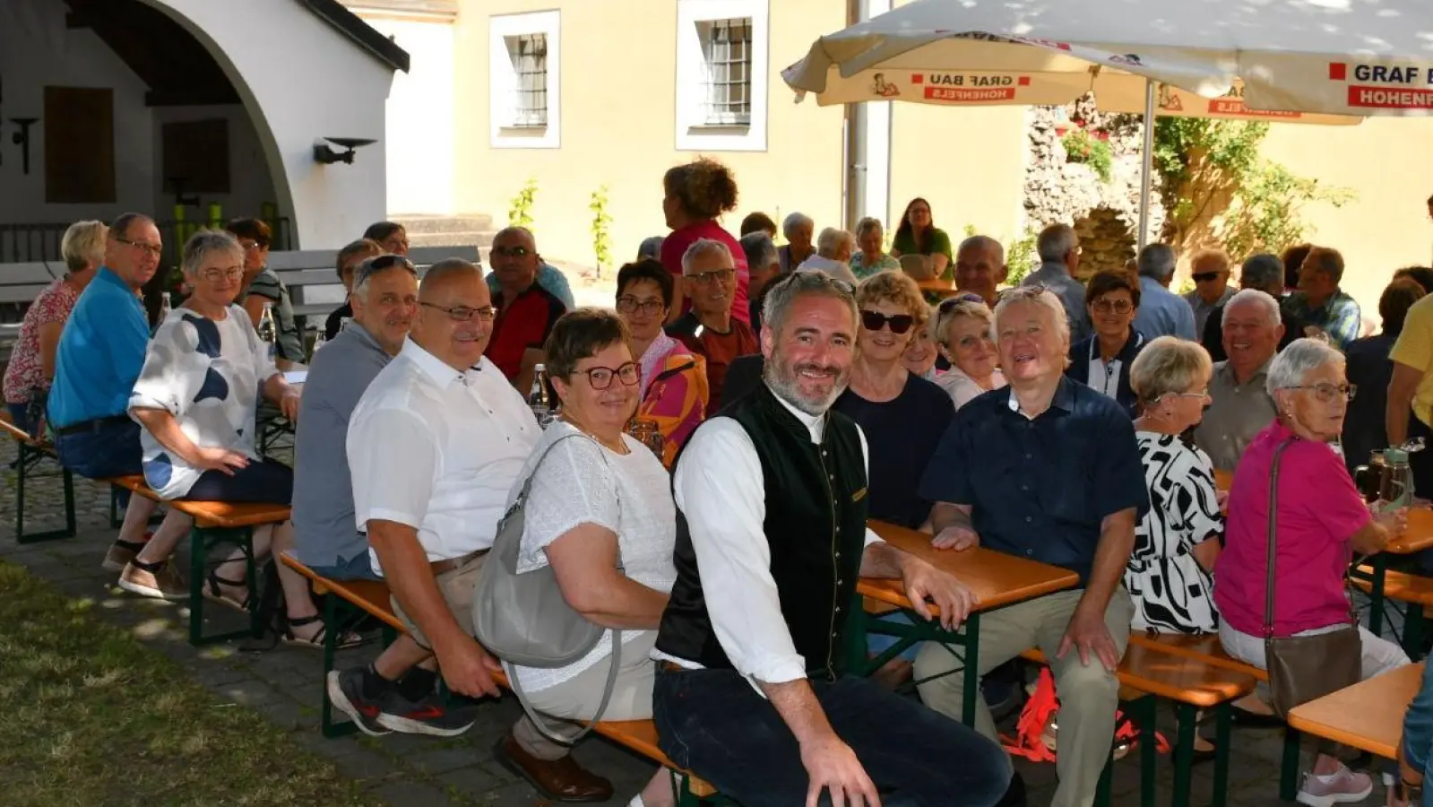 Pfarrer Markus Lettner (re) und Bürgermeister Christian Graf aus Hohenels (3.v.re.) hießen die Schmidmühlener Radlwallfahrer beim Besuch des Skapulierfest in Hohenfels willkommen.  (Bild: Paul Böhm)