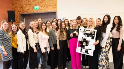 Die langjährige Tänzerin (14) Sophie Deseive wird mit einem Präsent durch ihre Tanzgruppe verabschiedet.<br>(Mitte pinke Hose) (Bild: Michael Welnhofer)