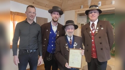 Der Heimat- und Trachtenverein würdigte die Edwin Steinls Verdienste mit der Ernennung zum Ehrenvorstand. Von links: 3. Bürgermeister Hermann Gebhard, Vorstand Michael Meier, Ehrenvorstand Edwin Steinl und Gauvorstand Peter Fink. (Bild: Christian Summer)
