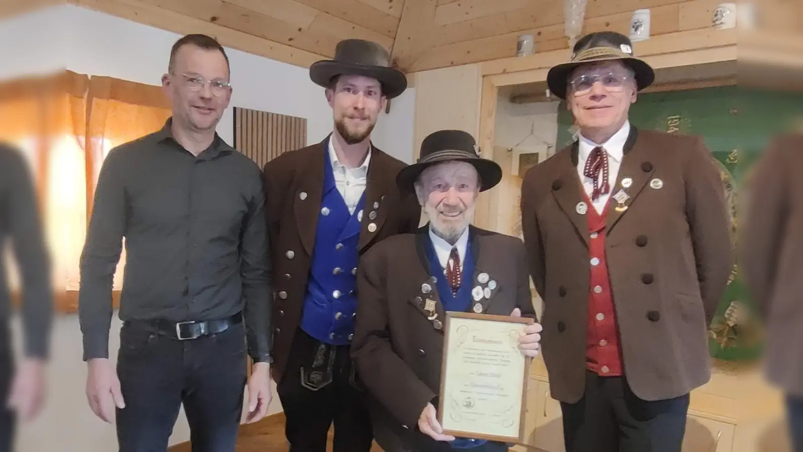 Der Heimat- und Trachtenverein würdigte die Edwin Steinls Verdienste mit der Ernennung zum Ehrenvorstand. Von links: 3. Bürgermeister Hermann Gebhard, Vorstand Michael Meier, Ehrenvorstand Edwin Steinl und Gauvorstand Peter Fink. (Bild: Christian Summer)
