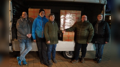 Maria Pretzl und Anton Brand (Dorfladen), Erna und Wolfgang Weidner (Recycling Weidner) und Hubert Irlbacher (DJK)-von rechts beim Aufladen der Pakete. <br><br> (Bild: Gschrey/exb)