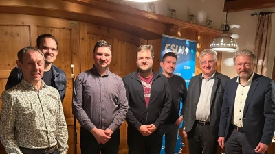 Von links: Kassier Günther Zölch, stv. OV Bastian Ott, Vorsitzender Adalbert Zölch, stv. OV Matthias Schmid, stv. OV Tobias Beer, Johannes Reger, Bürgermeister Lothar Müller; nicht im Bild Schriftführer Michael Härtl. (Bild: Johannes Ziegler)