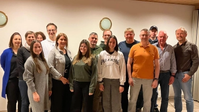 (v.l.n.r.): Martina Schöninger, Verena Demel, Luisa Striegl, Katja Neupert, Marcel Wollmann, Anja Striegl, Sina Striegl, Michael Striegl, Kilian Reger, Kristina Striegl, Roland Schötz, Manuel Färber, Philipp Wurzer, Anton Lebegern, Bernd Götz (es fehlen: Vinzenz Busch, Stefanie Hierlmeier-Völkl und Martin Liskowski) (Bild: Achim Neupert)