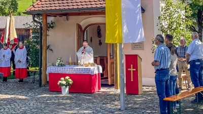 Pfarrer Heribert Stretz zelebrierte den Gottesdienst zum Patrozinium vor der Reuther Herz-Jesu-Kapelle. (Bild: Hans Walter /exb)
