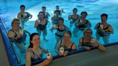Die Teilnehmerinnen der Gruppe Vita im Frauenbund durften während der Aqua-Entspannung einen alkoholfreien Cocktail am Sibyllenbad-Beckenrand genießen. (Bild: Regina Zrenner)