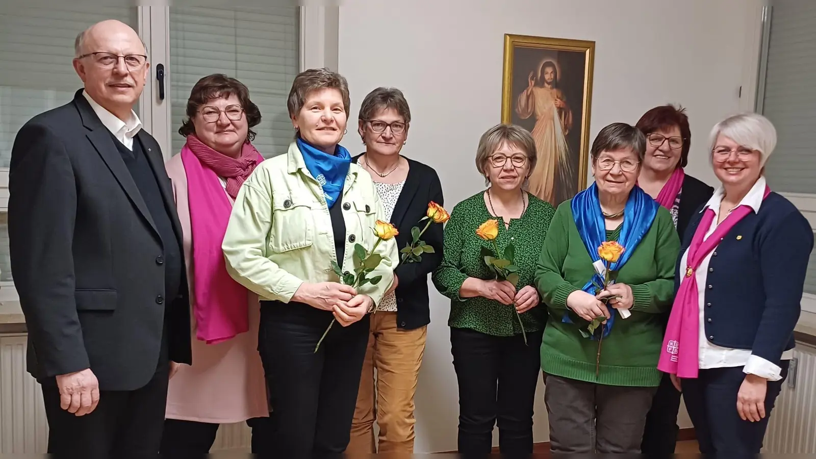 Ehrungen: Pfr. Herbert Rösl, Rita Kammerer, Agnes Bauer, Monika Schäffer, Rita Köppl, Inge Sippl, Irene Zangl, Elisabeth Dietz (von links). (Bild: Rita Schneeberger)