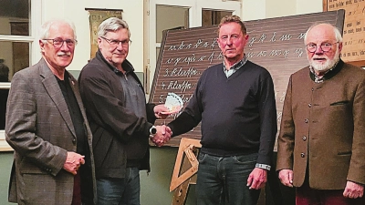 Helmut Heinl, Dieter Radl und Walter Heldrich von KulturAS überreichten die Spende an Herbert Übelacker, den 1. Vorsitzenden des Schulmuseums.  (Bild: Walter Heldrich)