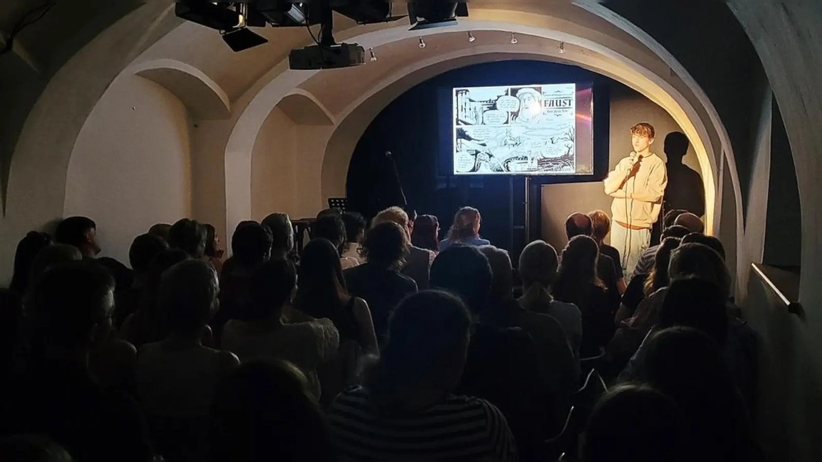 Unter dem Motto „Faust aufs Auge - ein kreativer Rundumschlag” präsentierten Schülerinnen und Schüler der 12. Jahrgangsstufe des JAS-Gymnasiums Nabburg auf der Bühne des Schmidt-Hauses ihre Werke. (Bild: Andreas Fröhlich)