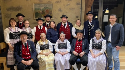Die Führungsmannschaft der Ossinger: (hinten von links) Kerstin Deinzer, Peter Kraus, Anna-Maria Trautmann, Siegfried Lederer, Toni Stollner, Tina Falk, Andreas Pirner, Silvia Götz, Gebietsvertreter Eckehard Papenfuß und Bürgermeister Jörk Kaduk, (vorne von links) Franz Platzer, Erika Platzer, Hildegard Bär, Paul Pesold, Sabine Guttenberger. <br> (Bild: Uwe Guttenberger)
