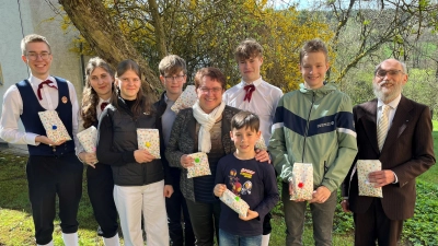 Große Freude bei den Ministranten der Pfarrei Unterauerbach, nachdem die Osterüberraschung gelungen war. Zusammen mit Pfarrer Josef Dotzler (rechts) und Kirchenpflegerin Renate Pusch (Mitte) machten sie sich im Pfarrgarten auf die Suche nach den Osternestern. (Bild: Franz Grabinger)