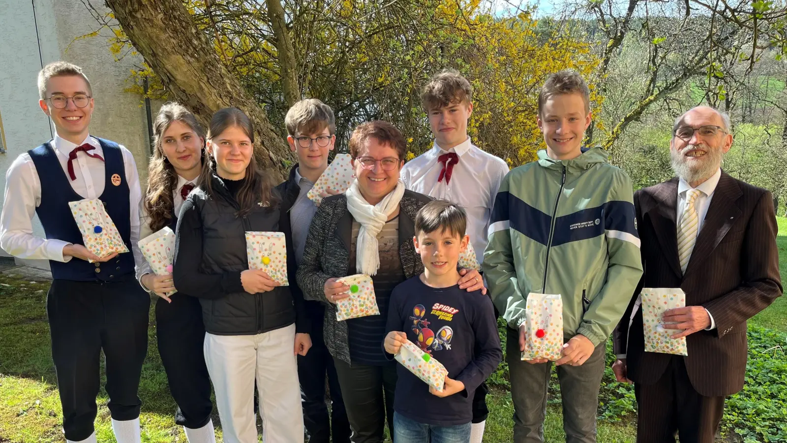 Große Freude bei den Ministranten der Pfarrei Unterauerbach, nachdem die Osterüberraschung gelungen war. Zusammen mit Pfarrer Josef Dotzler (rechts) und Kirchenpflegerin Renate Pusch (Mitte) machten sie sich im Pfarrgarten auf die Suche nach den Osternestern. (Bild: Franz Grabinger)