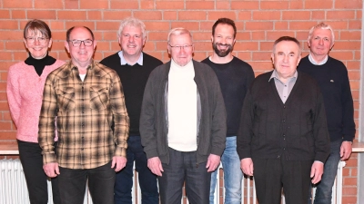 Mitglieder der Kirchenverwaltung Aschach-Raigering und Krumbach verabschiedet.(von links) Sprecherin des PGR Kerstin Püschl. Hermann Pirzer, Norbert Weiß, Alfred Schorner, Christian Steinl, Pfarrer Eduard Kroher, Franz Dirmeier.  (Bild: Alfred Schorner )