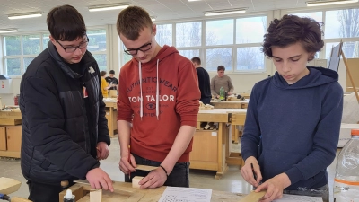 Besonders beliebt war der Besuch in der Tischlerwerkstatt, wo die Schüler selbst Hand anlegen durften (Bild: Dana Fialova)