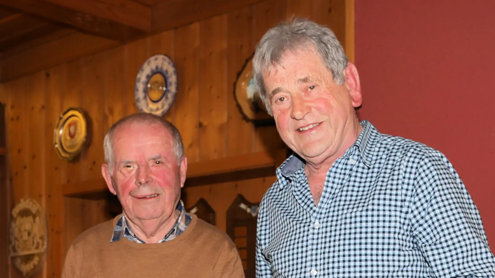 Josef Bäumler (34 Jahre Platzwart und Ehrenmitglied des Vereins ESV Lampenricht-Gleiritsch) und Michael Zinkl, 1. Vorsitzender des Vereins (von links). (Bild: Alois Köppl)