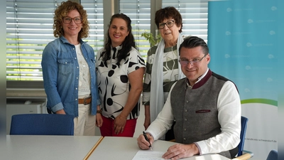 Landrat unterzeichnet Mitgliedsantrag des Pallicura Förderverein e.V. Juliane Schießl-Götz, Melanie Weber, Sonja Kellner, Landrat Thomas Ebeling (von links).  (Bild: Laura Kohl)