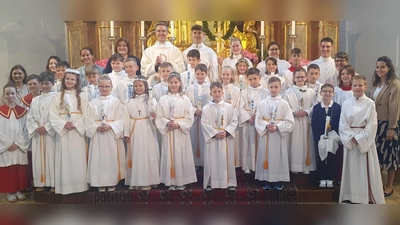 Stadtpfarrer Thomas Kopp mit den Samstags-Kommunionkindern, Gemeindereferentinnen, Lehrerinnen und Ministranten. (Bild: Martin Staffe)